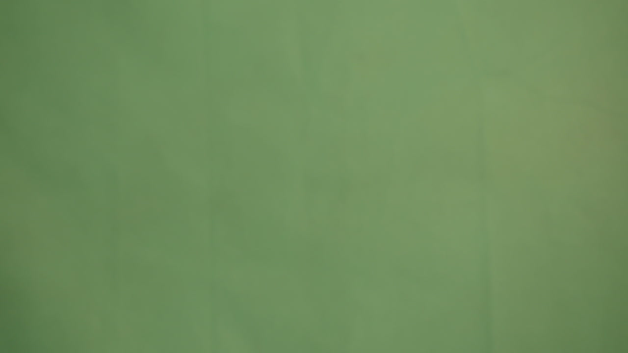 una mano femenina ligera chasqueando y sosteniendo en la pantalla verde