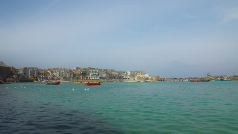 Vista-De-La-Playa-Del-Puerto-De-St-Ives-Con-Barcos-Y-Estructuras-Costeras-En-Cornualles,-Reino-Unido