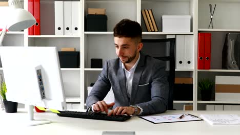 empresario sorprendido en el lugar de trabajo en la oficina moderna