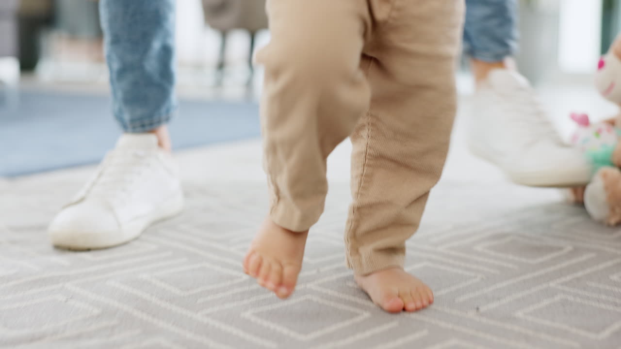 padre, sostener y bebé mientras aprenden a caminar