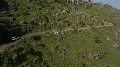 Conducción-De-Automóviles-En-Las-Montañas-Del-Sur-Del-Cáucaso-Cerca-De-Vardzia-En-Samtskhe-javakheti,-Georgia-Del-Sur