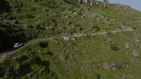 conducción de automóviles en las montañas del sur del cáucaso cerca de vardzia en samtskhe-javakheti, georgia del sur