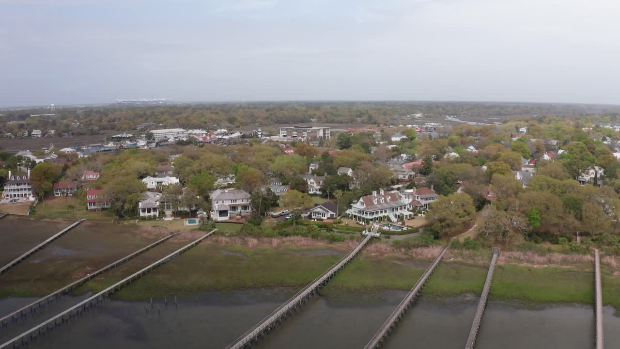 un tiro aéreo bajo volando sobre los muelles de pesca cerca de la histórica vieja aldea de mount pleasant, carolina del sur