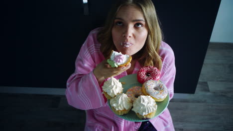 mujer hambrienta comiendo postre