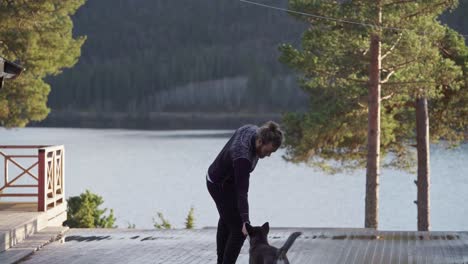 hombre con puestos de perros y admirar el hermoso lago en noruega