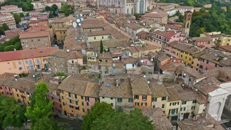 vista aérea de la ciudad de borgo xx giugno y el convento de san domingo, perugia, provincia de perugia, italia