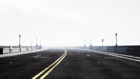 Vista-Del-Puente-Sobre-El-Río-En-La-Niebla