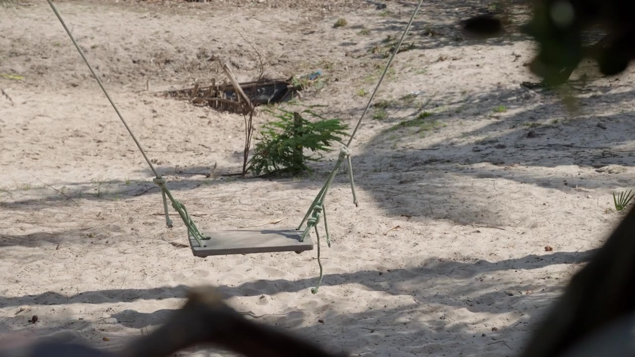 Altalena di corda installata su una spiaggia sabbiosa a Parnaíba, Brasile.