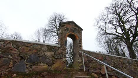 Entrada-Con-Arco-De-Piedra-Al-Antiguo-Cementerio