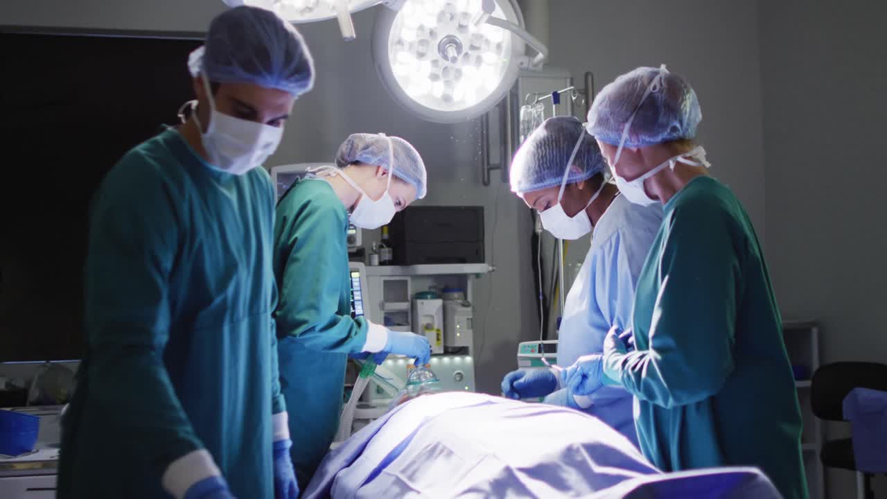 video de un grupo diverso de cirujanos operando a un paciente en el quirófano