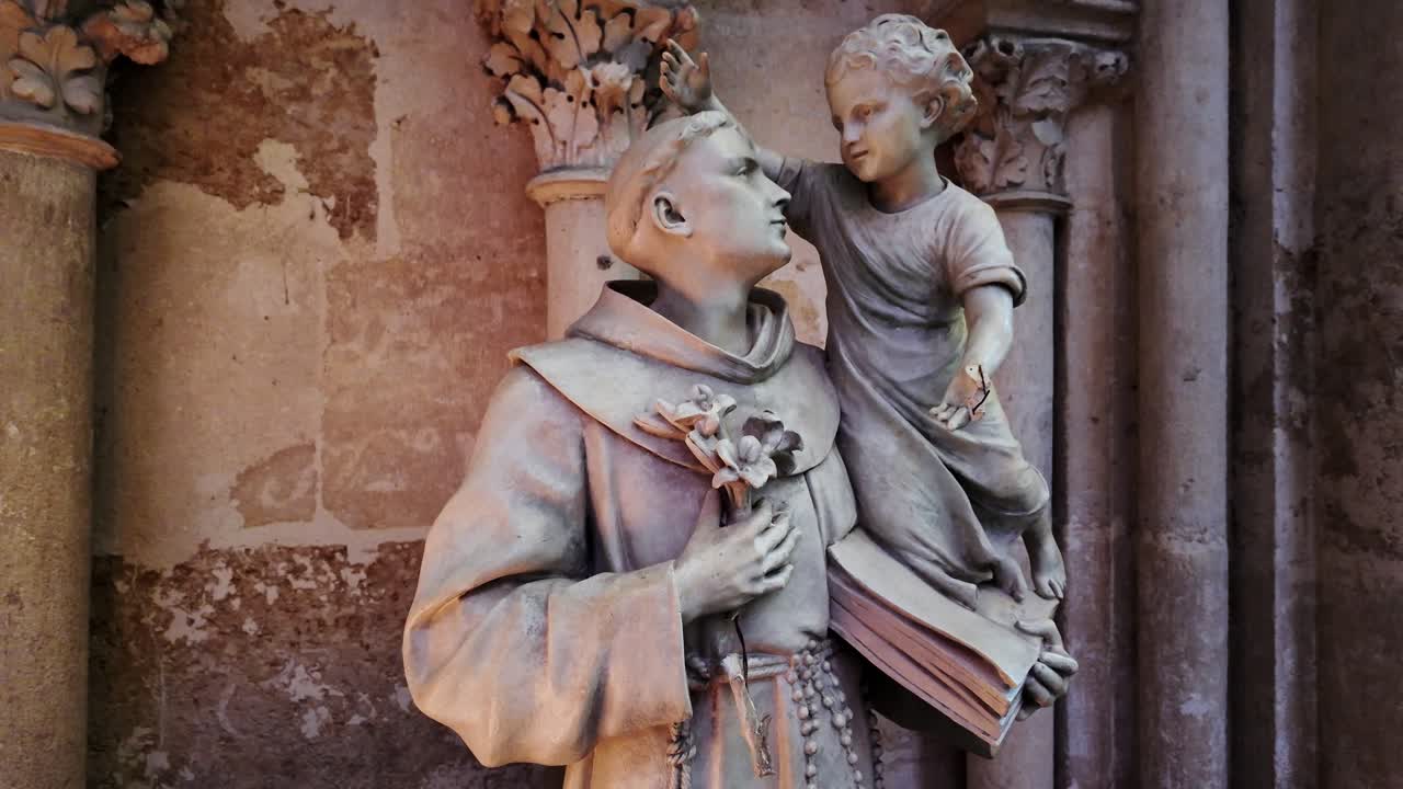 estatua de san antonio en la catedral de san julián, le mans, francia