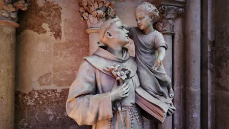 Statue-Des-Heiligen-Antonius-In-Der-Kathedrale-Saint-Julien,-Le-Mans,-Frankreich