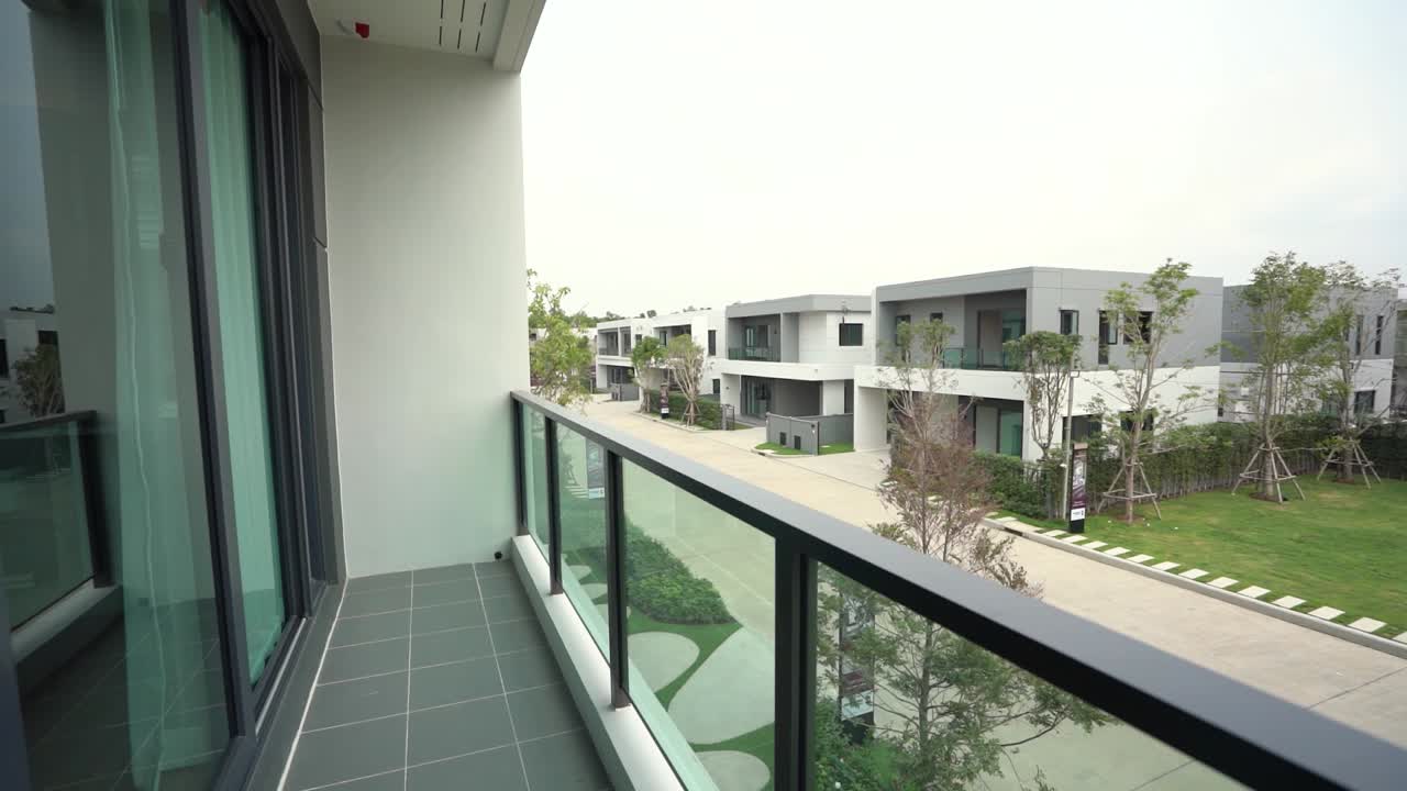 nuevo y limpio diseño exterior moderno del porche de la casa