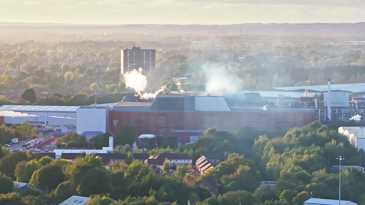 맨체스터의 올드 트라포드의 사무실 위에 증기가 상승하고 있습니다.
