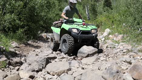 Toma-En-Cámara-Lenta-De-Un-Ciclista-De-Atv-Conduciendo-Su-Quad-Por-Un-Camino-Extremadamente-Rocoso-En-Las-Montañas-Wasatch