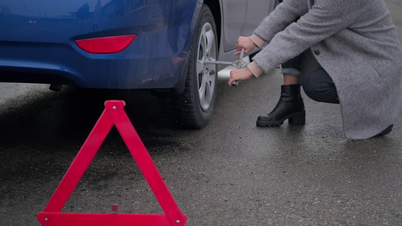 비가 오는 날 바 타이어를 바꾸는 여자