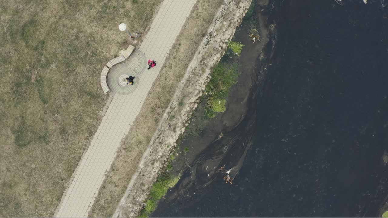 서로 이야기하는 행복한 커플