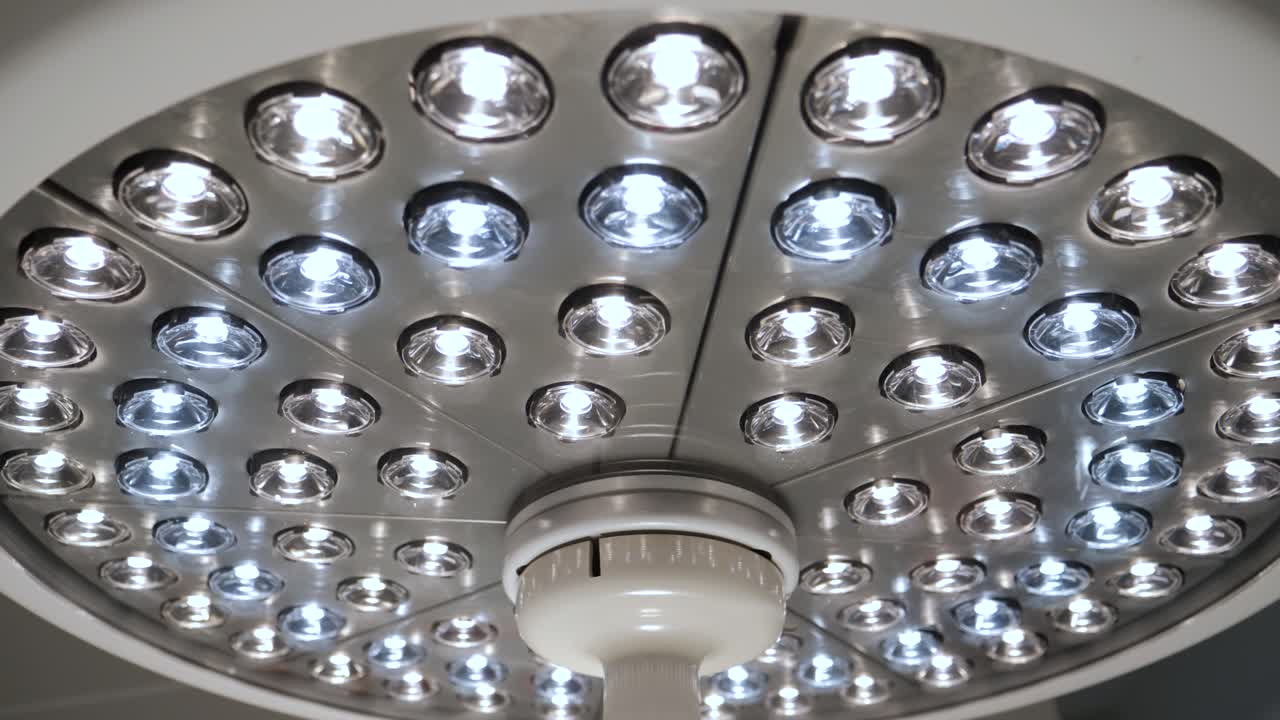 Moderna lampada chirurgica che illumina una sala di un ospedale veterinario