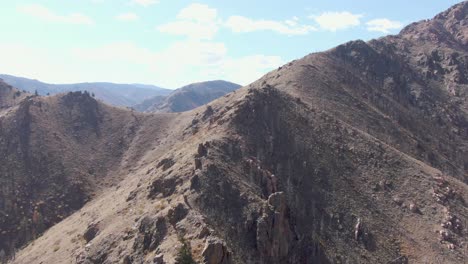 amplia vista aérea de las montañas rocosas durante una sequía