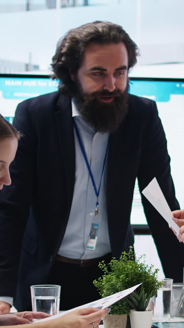 Video verticale. Agente che parla con una famiglia, offrendo consigli su investimenti e trading in borsa