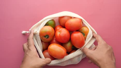 frische tomate mit wassertropfen aus der nähe ,