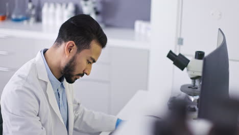 científico, computadora y hombre está trabajando
