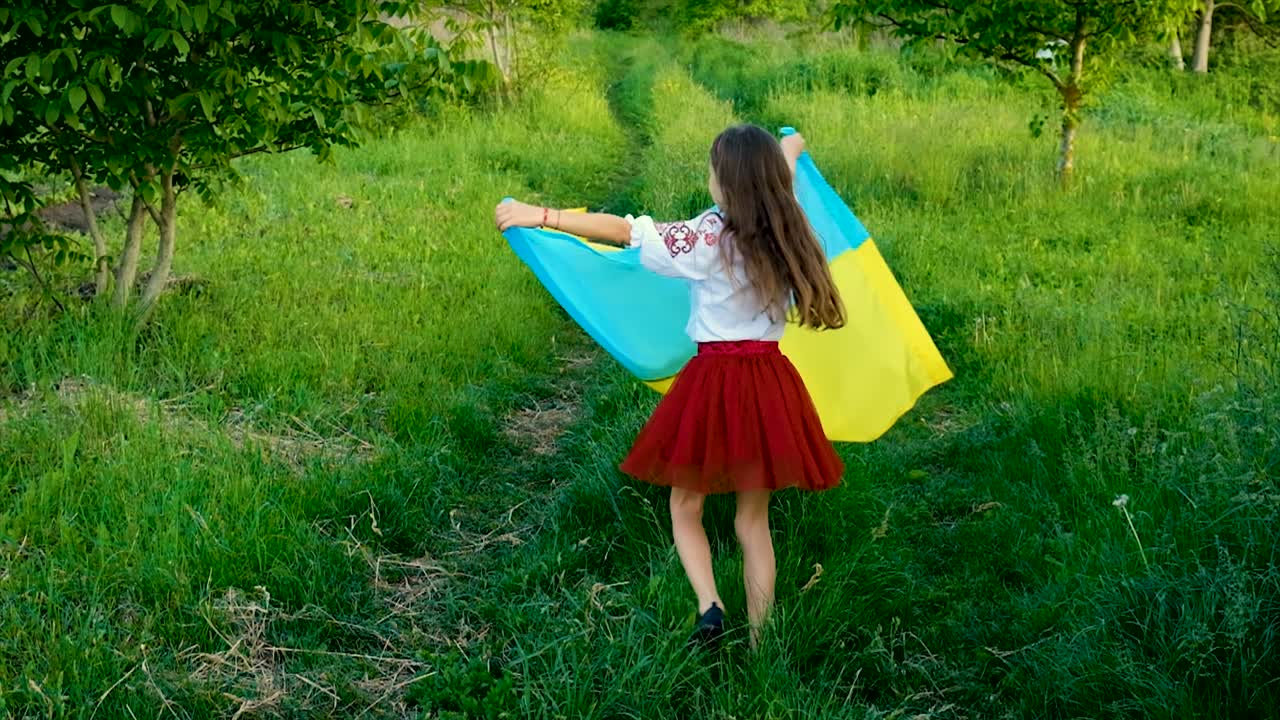 niño patriota con bandera ucraniana. foco selectivo. niño.
