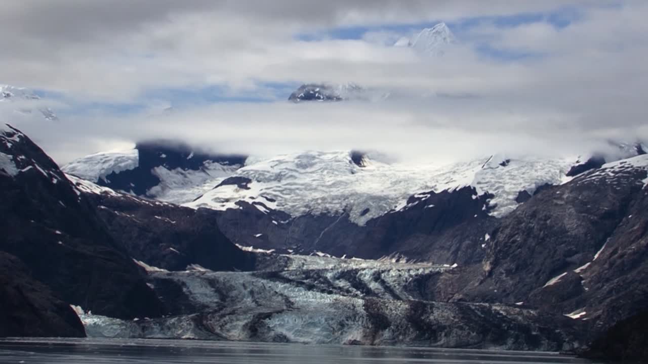 paisaje de la bahía del glaciar, que muestra el glaciar johns hopkins y las montañas de la cordillera del monte fairweather