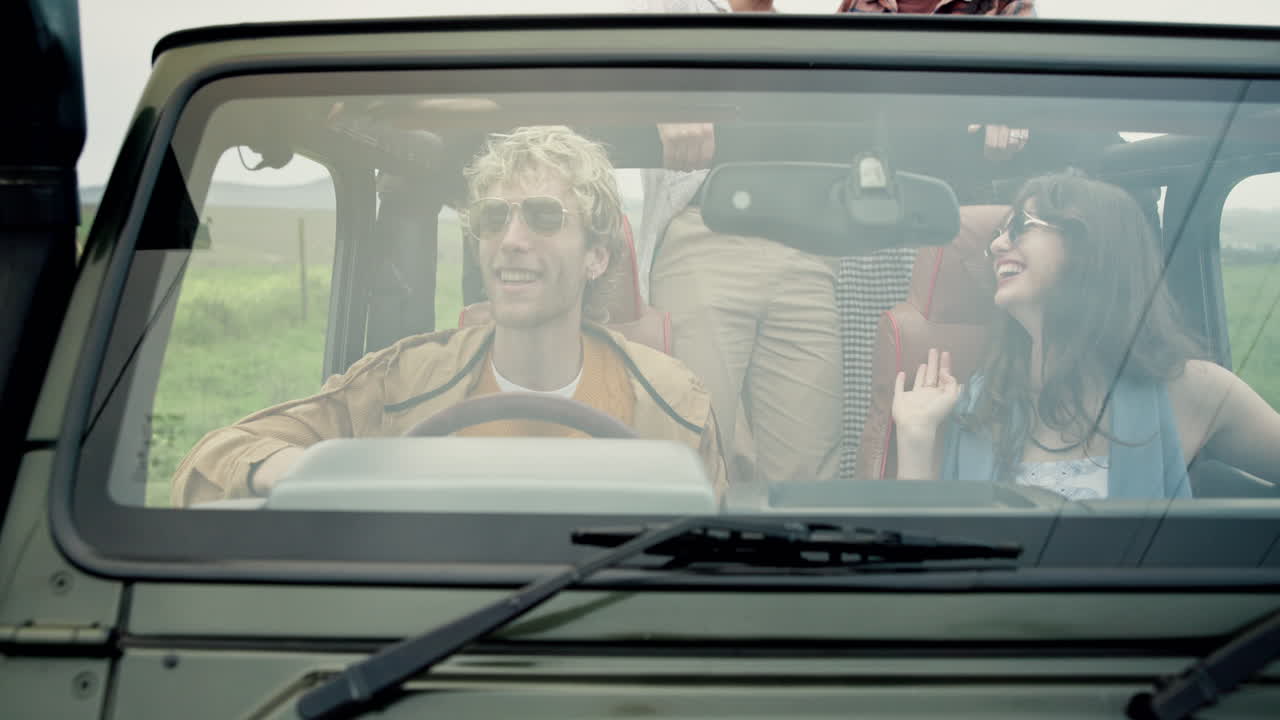Gruppo di persone in viaggio in auto