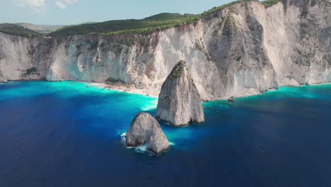 Vista-Aérea-De-La-Pintoresca-Costa-De-La-Isla-De-Zakynthos,-Grecia.