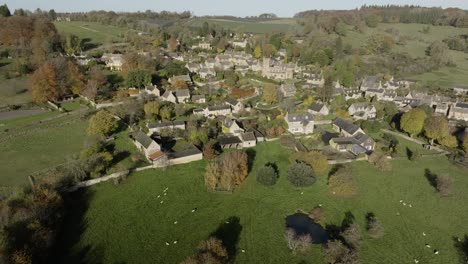 Reino-Unido-Pueblo-De-Cotswold-Otoño-Paisaje-Aéreo-Bourton-on-the-hill-Inglaterra