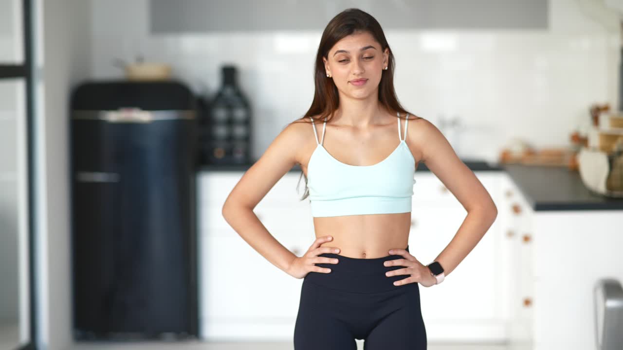 mujer sorprendida en ropa deportiva