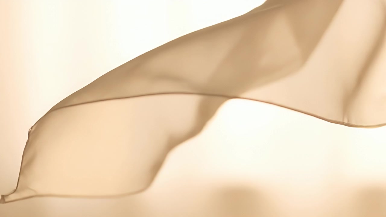 Tessuto beige chiaro che ondeggia delicatamente al vento