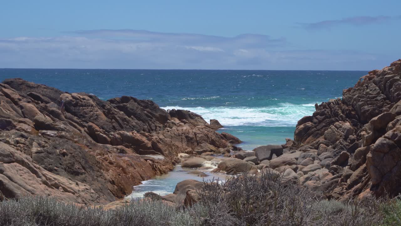 increíble costa rocosa del río margaret con agua clara turquesa rompiendo contra la formación rocosa