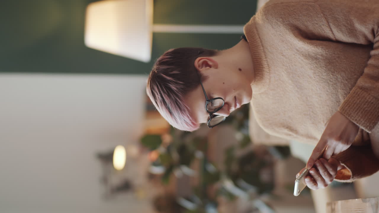 mujer joven usando teléfono inteligente en casa