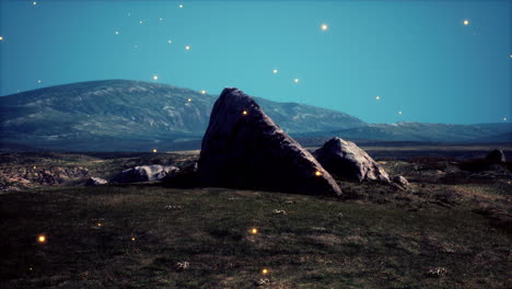 piedra aislada en el prado en las montañas