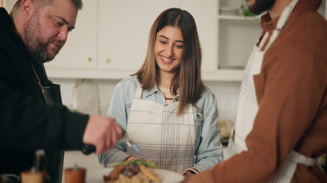 amigos cocinando juntos
