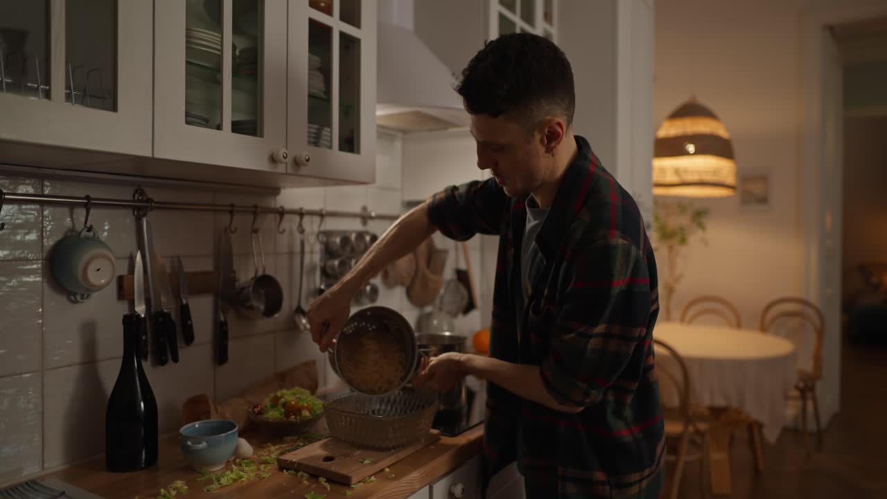 부에서 요리하는 남자