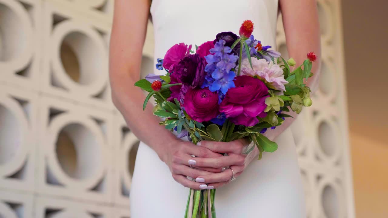 La sposa con un bouquet di fiori il giorno del suo matrimonio