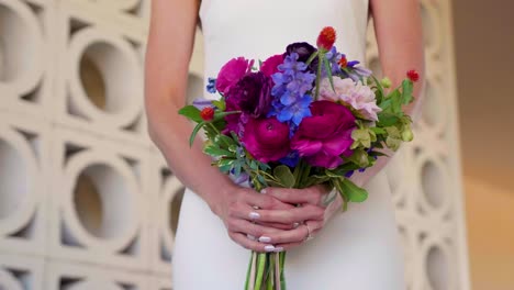 Braut-Hält-An-Ihrem-Hochzeitstag-Einen-Blumenstrauß