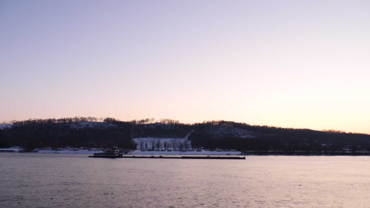 황혼에 겨울 동안 오하이오 강에 바지선