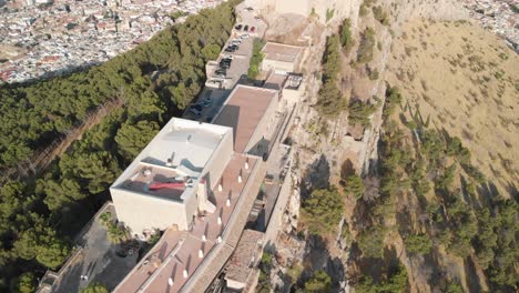 castillo de jaen, españa castillo de jaen volando y tomas terrestres desde este castillo medieval en una tarde de verano, tambien muestra la ciudad de jaen hecha con un drone y una camara de accion a 4k 24fps usando filtros nd-13