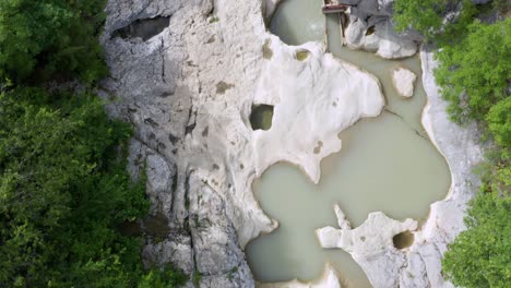 Vista-Aérea-Del-Molino-De-Agua-De-Kotli-Y-El-Río-Mirna