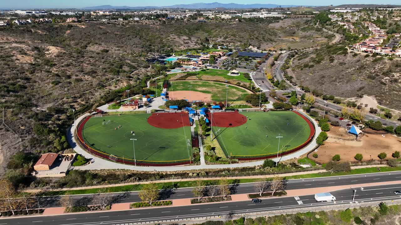 캘리포니아주 칼즈배드에 있는 알가 노르테 공원의 회전 무인 항공기 보기