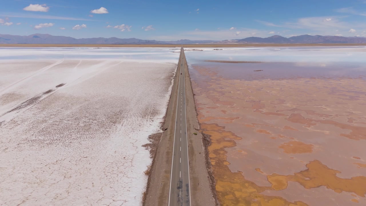 Vista aérea de drone de estrada dividindo o salar de Salinas Grandes na Argentina, como plano de fundo aéreo.