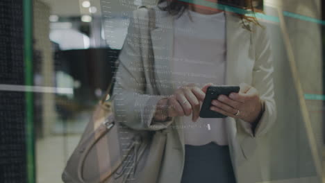 programación de código de animación sobre la mujer usando teléfono inteligente en la oficina moderna