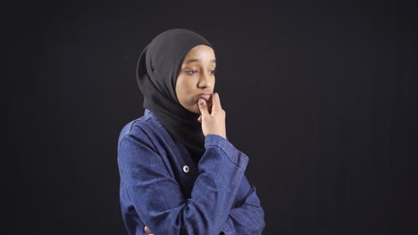 Gestresste-Und-Besorgte-Afrikanische-Muslimische-Junge-Frau-Im-Hijab.