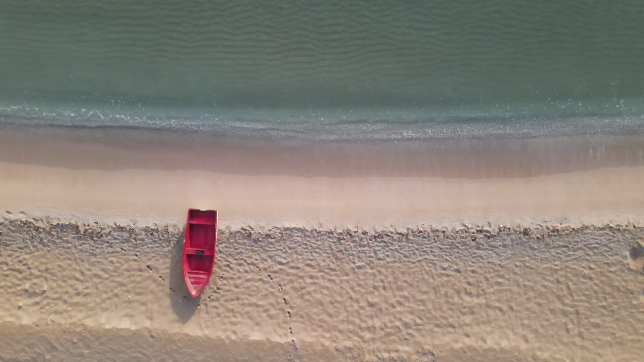 코로나 바이러스 이후 빈 해변에서 보트