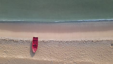 Barco-En-La-Playa-Vacía-Después-Del-Coronavirus