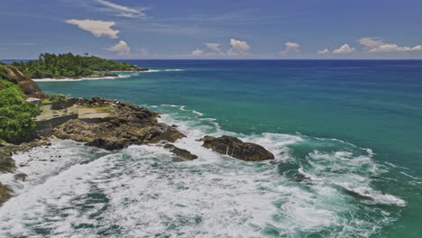 Koattagoda-Sri-Lanka-Luftaufnahme-V1,-Filmischer-Flug-Um-Den-Natürlichen-Meerwasserpool-Von-Seethagalla,-Aufnahme-Eines-Wunderschönen-Küstenstrandes-Mit-Anschwellenden-Wellen,-Die-An-Die-Küste-Krachen-–-Aufgenommen-Mit-Mavic-3-Cine-–-April-2023